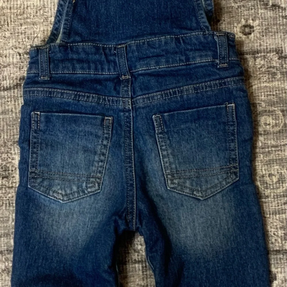 💙 Vintage 18M Denim Overalls & Plaid Shirt Set – Retro Baby Outfit 💙